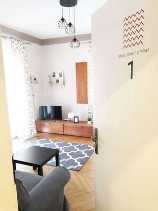 Хостелы Bankowa 8 Guest Rooms Зелёна-Гура Апартаменты с общей ванной комнатой-2