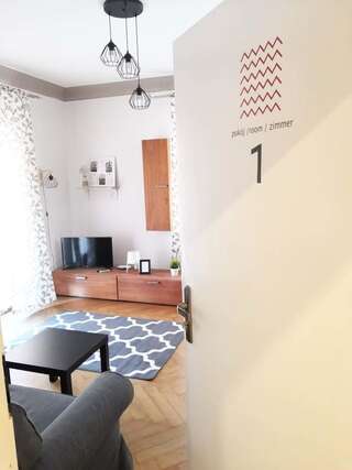 Хостелы Bankowa 8 Guest Rooms Зелёна-Гура Апартаменты с общей ванной комнатой-1