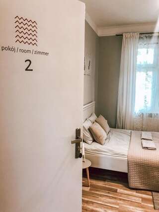 Хостелы Bankowa 8 Guest Rooms Зелёна-Гура Двухместный номер с 1 кроватью и общей ванной комнатой-1