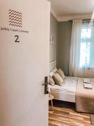 Хостелы Bankowa 8 Guest Rooms Зелёна-Гура Двухместный номер с 1 кроватью и общей ванной комнатой-11